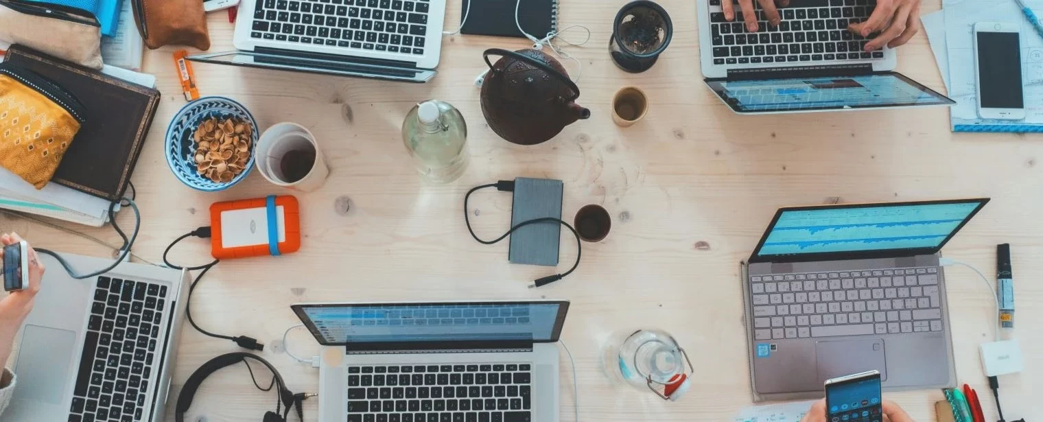 Time reunido em uma mesa de trabalho